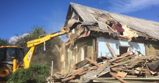 Промышленный демонтаж пристроек к дому в Боровичах | Цены от 571 руб. за м2