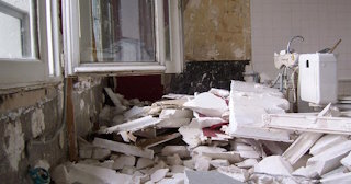 Демонтаж хрущевки в Боровичах - удаление старых полов и стен по выгодной цене от 1765 рублей.