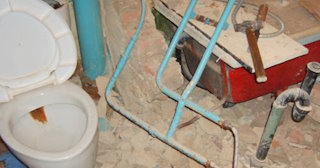 Профессиональный демонтаж перегородки ванной и туалета в Боровичах - от 571 рублей