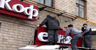 Демонтаж вывески в Боровичах - качественные услуги от Сварной-Брв, доступные цены от 364 рублей